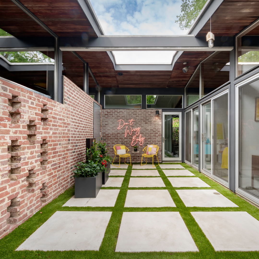 Outdoor atrium real estate photography image