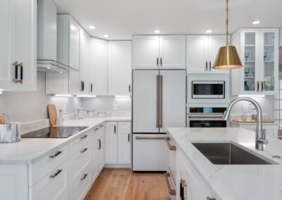 Real estate photography of 4122 Ferry Landing Rd clean white ktichen